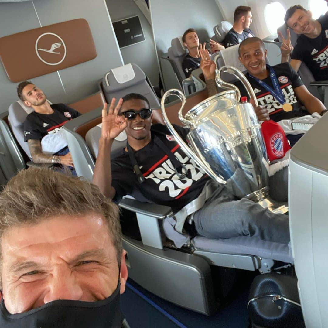 トーマス・ミュラーのインスタグラム：「Welcome back to Munich - we are Dahoam 🏆🏆🏆 #unbelievablefeeling #thetrophyisathomeagain #miasanmia #teamworkauchamtagdanach #waseinhaufen 🤩🤩」