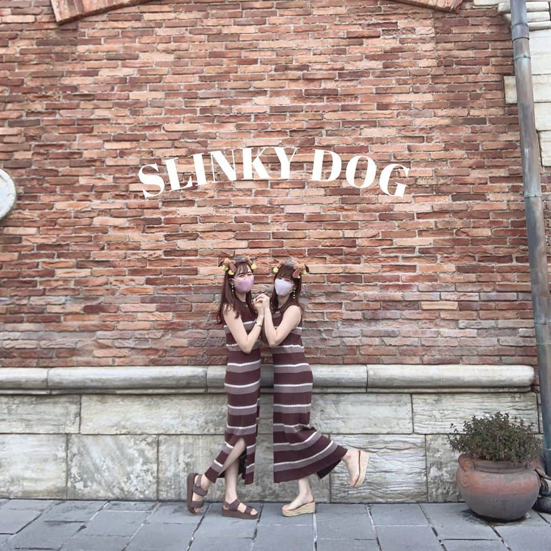 SHIHORINさんのインスタグラム写真 - (SHIHORINInstagram)「𓂃 𓈒 𓂂𓏸﻿ ﻿ ﻿ 𝚂𝙻𝙸𝙽𝙺𝚈 𝙳𝙾𝙶🐶🦴﻿ ﻿ 背景と同化してるけど﻿ 頭にスリンキーがついてます🤭🦴🤎笑﻿ ﻿ ひっっさしぶりのきょんりん☺️💓﻿ 爆笑してて2人とも目が☺️☺️☺️﻿ ﻿ ﻿ #shihorin__disney #disney #disneysea #tokyodisneysea #tokyodisneyresort #toystory #slinky #slinkydog #disneycode #disneyfashion #disneybound #herlipto #ディズニー #ディズニーシー #東京ディズニーシー #スリンキー #スリンキーコーデ #スリンキードッグ #ディズニーコーデ #ディズニーバウンド #ブラウンコーデ #トイストーリー #トイストーリーバウンド #トイストーリーコーデ #おそろいディズニー #おそろいコーデ #ボーダーワンピース」8月24日 23時01分 - shihoriiin49