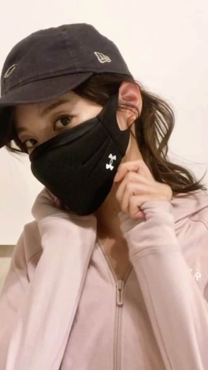 のインスタグラム：「めっちゃ下手くそだけど初リール▶︎▷﻿ ﻿ ランニングモードに変化する過程だよ🍃﻿ ﻿ 最近は走るなら日が出てない間。🏃‍♀️﻿ 結構どんな時間でも走ってる人いるものなんだね〜👀﻿ ﻿ 普通のマスクだと熱中症も怖いしスポーツマスク必須だなと思っていたところに @underarmourjp から運動する人の為のマスクが発売されました🙈✨﻿ ﻿ 呼吸しやすい！涼しい！フィット感抜群♬﻿ 洗って繰り返し使えるよ♻︎﻿ ﻿ デザインも格好良くてさすがです👍﻿ ﻿ #auderarmour﻿ #UAスポーツマスク﻿ #スポーツマスク﻿ #アンダーアーマー﻿ #uasportsmask﻿ ﻿ #ランニング#ランニング女子#筋トレ女子﻿ #workoutgirl#fitnesswear#workout﻿ #フィットネスウェア#マスク#bodymake #さりげなく#カープ帽#カープ女子#🎏」