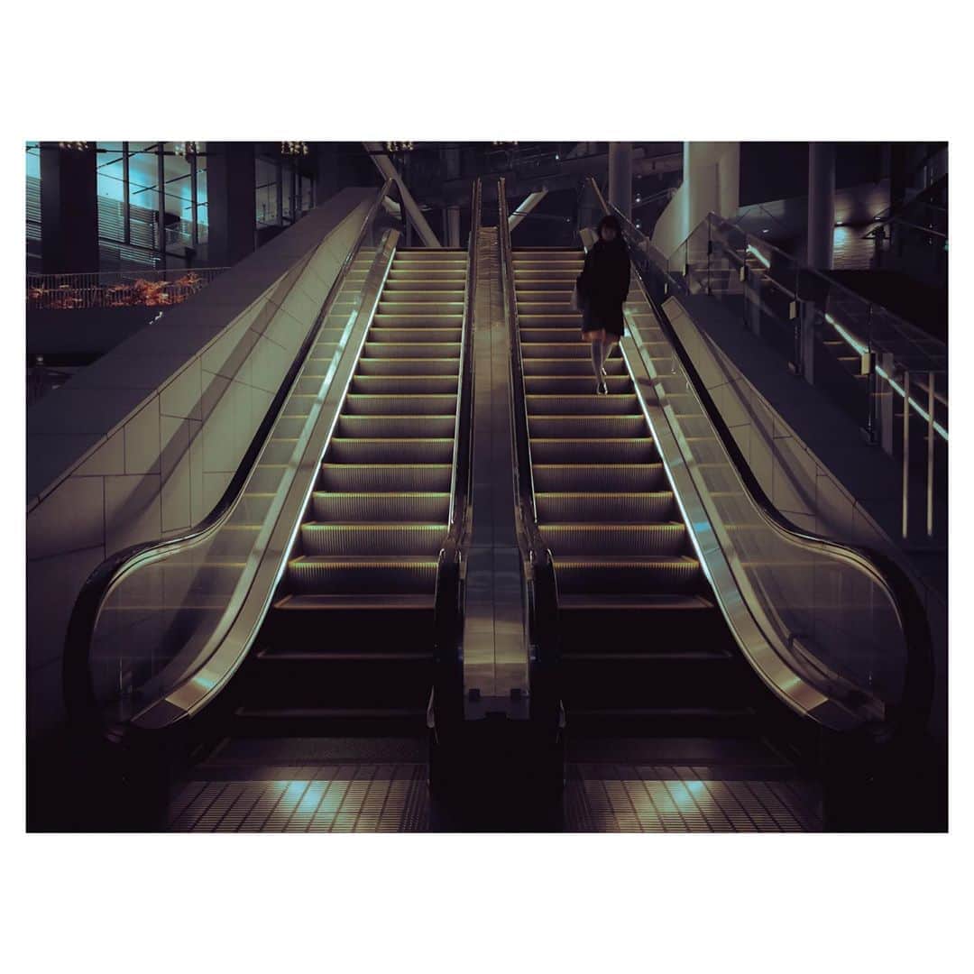 kazhixさんのインスタグラム写真 - (kazhixInstagram)「Light and shadow in the daily life of Tokyo . . Escalator . . . shot on iphone7 . . . . #ShotoniPhone #instagram  #igersjp #ファインダー越しの私の世界 #東京カメラ部 #insidephotos #magnificomagazine #classicsmagazine #jj_forum_3111」8月24日 22時59分 - kazhix