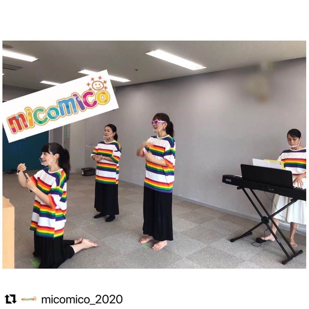 鴻上久美子さんのインスタグラム写真 - (鴻上久美子Instagram)「micomicoオンライン🌈 @micomico_2020   ご参加下さった皆様ありがとうございました。今回参加出来なかった方々、次回お待ちしています❤️  Instagramを始め『こくちーず』やチラシなどを見て来て下さった初めましての方々と、国内はもちろん、台湾にいるお友達、アメリカにいるお友達、チリにいる親戚とお友達、色んなところから50組以上の方々が来て下さいました🥺沢山の方々が来て下さって、みんなと同じ時間を過ごせてとっっっても嬉しかったです✨  第1回目の開催は私達の願い、想いが、実現する第一歩となりました。このはじめの一歩を見に来て下さった皆さんと歩み出せたことをとても嬉しく思います。ありがとうございます。  次回は10月4日(日)13:00〜🌈 テーマは「おうち運動会」です😊  ぜひみんなで一緒に作るmicomicoワールド🌈気軽に覗きに来てみて下さいね。  #micomico #ミコミコ #オンラインリトミック #オンライン配信 #zoom #共生社会 #リトミック #ダンス #歌 #ピアノ #マリンバ #ヨガ #絵本 #読み聞かせ」8月24日 23時06分 - kumikougami