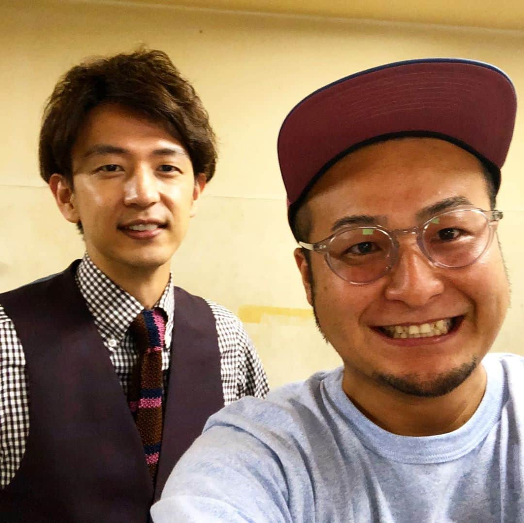 石山大輔さんのインスタグラム写真 - (石山大輔Instagram)「新しく出来た有楽町シアターという劇場に初めて立ちます。  誰かとトークやってみる？？　みたいなお誘いは受けていたんですが、今回は１つ上の先輩でもあるコマンダンテの石井さんとお話することになりました！！  石井さんは、僕がNSCの尖りまくっていた時期にアシスタントで授業を見てもらっていました。 バンビーノの初期から知っているわけですね〜。  芸歴は１つ上ですが、年齢は同じ歳なんです。　見えないでしょ？？（笑）  生きてきた環境は育ち方でこんなにも変わるんだなぁ〜。。  芸人の先輩の部分と実際の同級生部分が垣間見えるトークライブになるかと思います。  石井さんはこう見えてサッカーでアグレッシブだったり、コーヒーの美味しい所があれば何処とでも1人で行ってしまう強さがあります。  僕が感じる石井さんのイメージもありますが、続きはまた有楽町のトークライブで。  良かった〜、初回が石井さんで（笑）  #有楽町で話しましょう #トークだけとかあんまりやったことないねん #石井さんなら出来るかも #同級生 #先輩 #バンビーノ #コマンダンテ #芸人」8月24日 23時14分 - daisukecccc