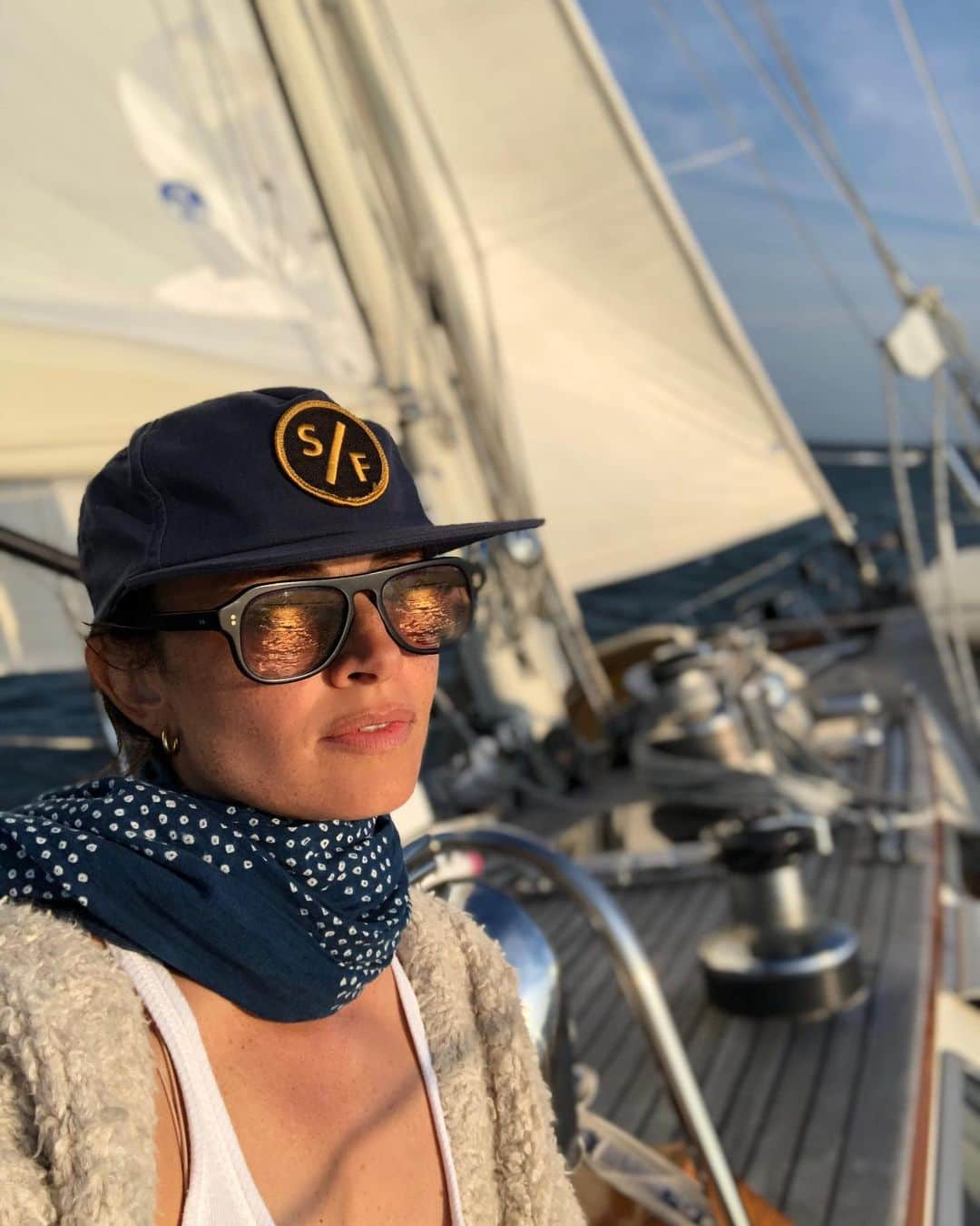 ミア・マエストロのインスタグラム：「Having the privilege to be in the water during these days which after a few months of stay at home orders is something I don’t take for granted. More than ever today feeling the necessity to renew vows with a personal commitment to work towards reducing plastic pollution, ocean protection, coastal preservation and clean water. As a @surfrider ambassador based in California it is always interesting to find out what other #surfrider communities are working towards at a regional level and how they are carrying out their missions through different campaigns, programs, and educational initiatives in their local communities. While I’m on the East Coast eager to support the Respect Rockaway Chapter of @surfridernyc and find out what @surfridereasternlongisland and @surfriderri are up to 🌊 ⛵️ . 📷 @shafferj」