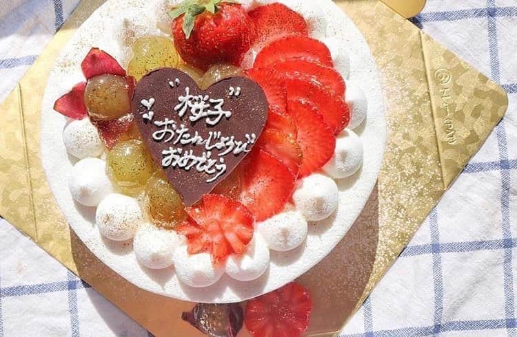 桜子のインスタグラム：「@yumenookashi さんの とっても素敵なケーキで仲間達にお祝いしてもらった🎂🥰  #happybirthday #バースデーケーキ」