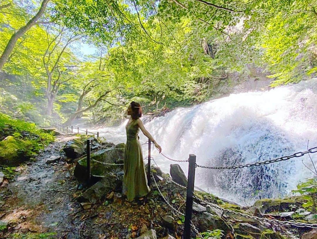 のインスタグラム：「𝑤𝑎𝑡𝑒𝑟𝑓𝑎𝑙𝑙  . .  全身でマイナスイオンと 水しぶき浴びましたت  . .  誰もいない山道の奥の奥,,,,  たまたま感動の光景𓅷  〜  #大信不動滝  #位置情報が出てこない  #秘境の滝 #隠れパワースポット #自然映え #自然からの贈り物」