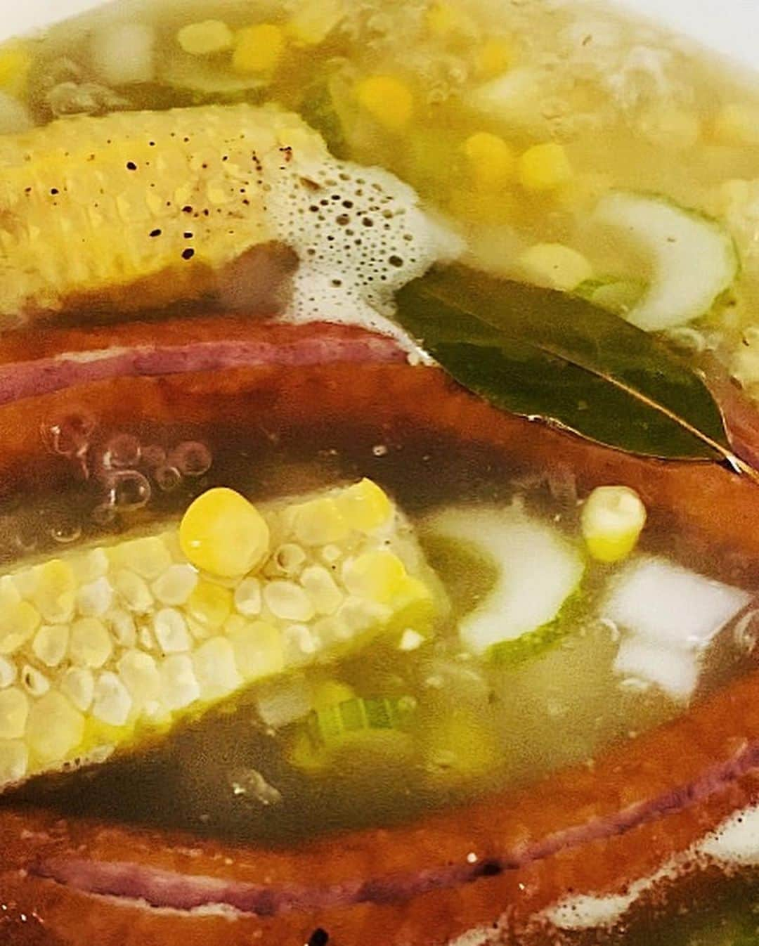 Chinamiさんのインスタグラム写真 - (ChinamiInstagram)「Corn and celery soup🥄 #soup #foodporn #foodstagram  「とうもろこしとセロリのスープ」 . こちら、今の時季オススメしたいとうもろこしのスープ。手順たったこれだけでよかったかしら？と作るたび驚いちゃうくらい簡単なスープ。だけど美味しい！ . 一旦具材を入れたあとはコトコトほったらかし。煮込むことで素材同士がぐんぐん旨味を重ね合わせ、味に深みを出してくれるのがワクワクするところ。 . 具材→ セロリ、じゃがいも、玉ねぎ、ウインナー、そしてとうもろこし。 . 鍋に湯を沸かし、すべての具材を入れ、ブイヨン・塩・粒コショウ・ローリエ・タイムパウダーを加えて１時間程度煮こむだけ。美味しいのでぜひぜひ。 . . ＊煮込むときは芯も一緒に(写真2枚目) #スープ　#野菜 #とうもろこし」8月24日 23時19分 - chinamiphoto