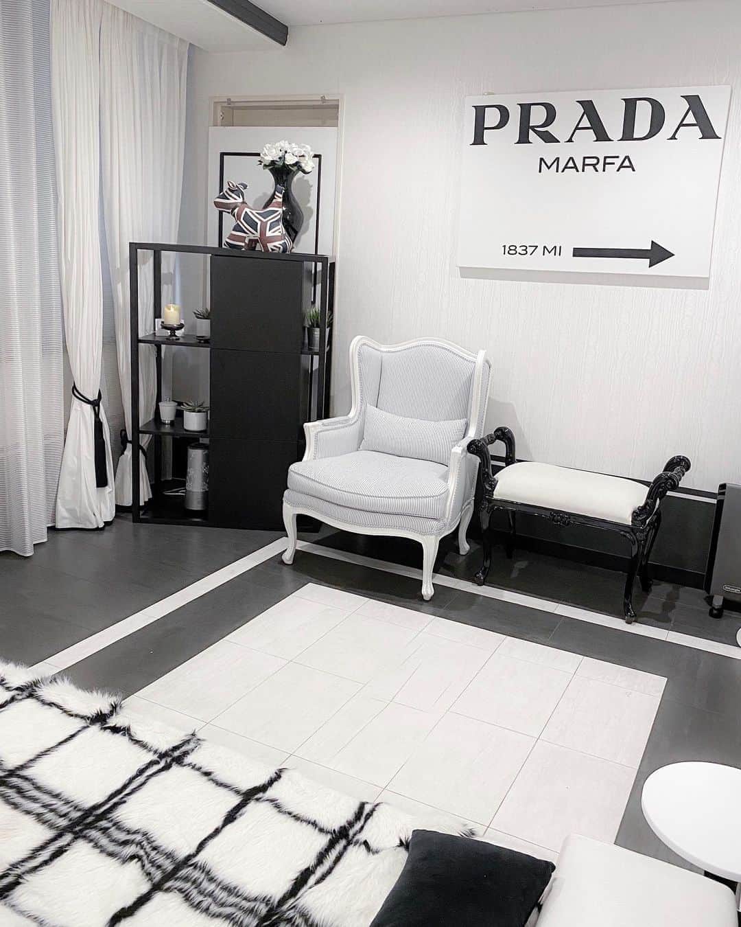 紺谷みえこのインスタグラム：「あるクリニックにて。 お部屋が可愛いかった。  good night🌙  #interior #PRADA #clinic #skincare  #tokyo #japan #model #photo #photography  #roomdesign  #monotone #art #black #style」