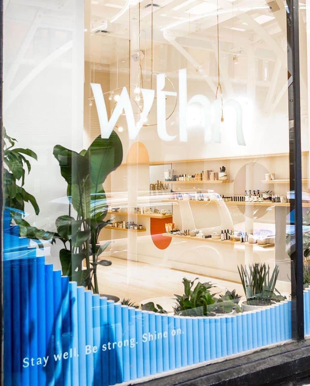 Design Milkさんのインスタグラム写真 - (Design MilkInstagram)「Over on @designmilkyou: Holistic healing goes modern at @wthn in New York. 💆‍♀️💆💆‍♂️ Eastern wellness modalities like herbal medicine, acupuncture + acupressure, and cupping have become more widely available and even sought after. In New York, they’re part of the core practices for holistic healing studio, @WTHN. Founded by Michelle Larivee and Dr. Shari Auth, WTHN wants to make holistic medicine accessible, less intimidating and a little bit modern. \\\ Learn more on designmilk[dot]com - link in bio! \\\ photos by @phoebecheongphotography, design by @hyphen」8月24日 23時24分 - designmilk