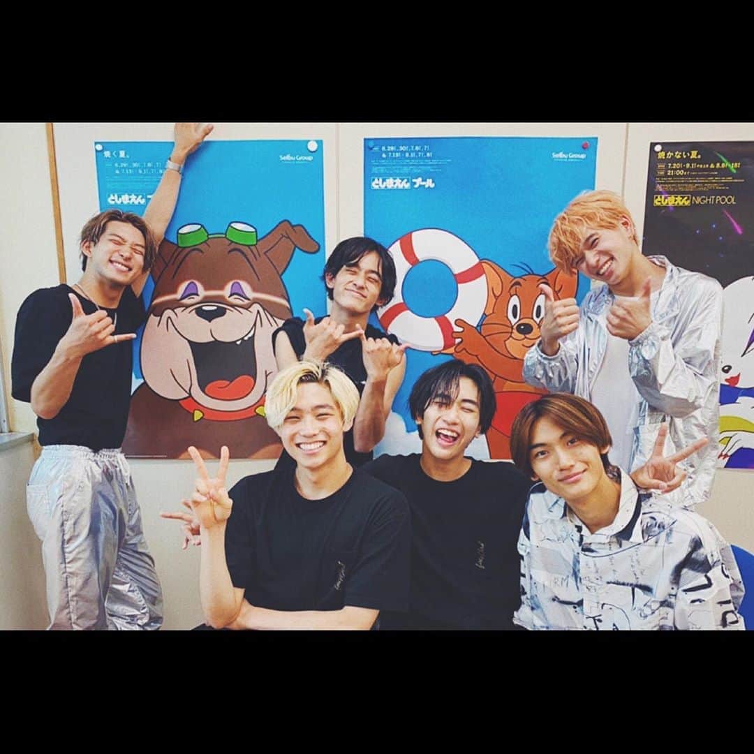 古幡亮（WATWING）のインスタグラム：「WATWINGの記念すべき1st EP "forWard"のリリースイベント。 昨日、無事全ての公演を終了しました。走り抜けたーああぁ。  今のようなご時世の中、対策をメンバー、スタッフ共々徹底して参り、ありがたいことに沢山の会場でパフォーマンスをさせて頂きました。  僕らにとってはスタートでした。 試行錯誤しながら、悩みながら、がむしゃらに駆け抜けてきました。  「自分をどれだけ良く見せよう」 いつの間にかこの思いは、 「来てくれた大切な大切な方々にどれだけ楽しんでもらえるだろう」 に変わっていました。  表現者として、Windyをはじめ、支えてくださるスタッフ、家族、友人、そしてメンバーにどれだけのものをお返しできるか 僕が人間として成長をさせて貰えた期間でした。  ありがとう。 一言につきます。  少し会えなくなりますが、次までにさらに進化した僕たちWATWINGを楽しみにしていて下さい！ . . #WATWING#forWard#リリースイベント#リリイベ#としまえん#豊島園#感謝」