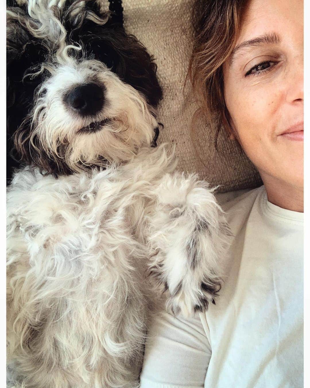 ジェニファー・エスポジートのインスタグラム：「We surrender already.  #Monday.」