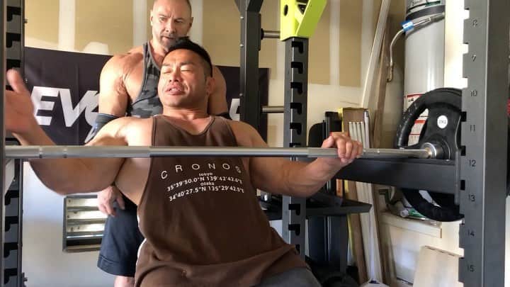 のインスタグラム：「Deadstop incline bench press is probably the most effective exercise for upper chest for me. I feel crazy pump even when I can only do a few reps😉 俺的にはこのデッドストップインクラインベンチプレスが大胸筋上部を最も効果的に刺激できるな。数回しかできない重量まで上げる。 @evolgear #dragonsdengym  @joeino_ifbb @cpierce_336 @mitsuru213 @cronos_apparel」