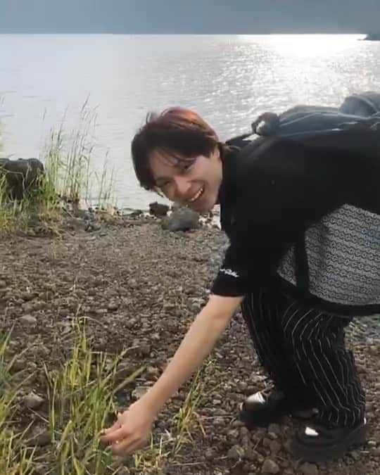 NAOPISのインスタグラム：「丁度2ヶ月前にドライブした時にふざけながら撮った動画改めてみたらおもしろいから載せるね🥺﻿ ﻿ 今日パソコンとiPhoneのフォルダ整理するために色々漁りまくりだった📁整理整頓できないの本当ダメだわ。。(何年分レベル積み重なりすぎて全然終わらない)﻿ ﻿ 徐々にやっていこう😭﻿ ﻿ では今日もいい夜を🌉﻿ ﻿」