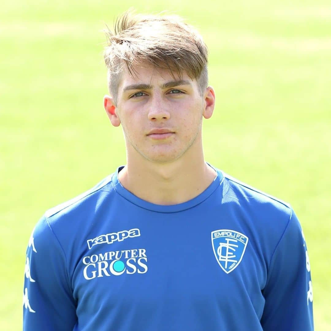 エンポリFCさんのインスタグラム写真 - (エンポリFCInstagram)「Il difensore azzurro classe 2004 Simone Barsi scelto tra i migliori Under 16 delle squadre iscritte alla Serie BKT.  La Lega B e l’AIC hanno voluto premiare i migliori Under 15 e Under 16 delle squadre iscritte alla Serie BKT: i migliori calciatori del torneo, nonché il miglior allenatore sono stati scelti direttamente dai protagonisti, che si sono espressi con un grande senso di sportività e di responsabilità ai giovani calciatori e ai loro tecnici. Le preferenze espresse avrebbero dovuto portare alla scelta dei nomi dei convocati per le manifestazioni internazionali “We Love Football” e “Torneo della Pace”, purtroppo saltati. Ecco allora che Lega B e AIC hanno comunque voluto consegnare loro una targa commemorativa oltre ad uno zainetto ed una maglietta della B Italia.」8月24日 23時40分 - empoli_fc_official