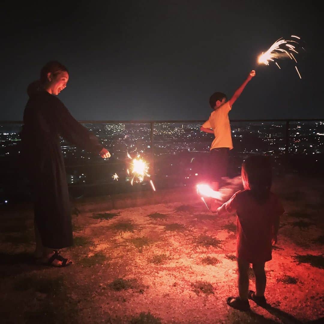 のインスタグラム：「夏の思い出🎇 ころちゃんが遊びに来た時に みんなで花火をしたよ🍉  #花火#夏休み #夏の思い出 #👦👧👶🐶🐶🐱」