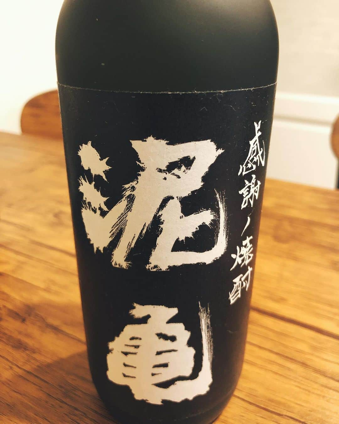 ちなり（高橋知成）さんのインスタグラム写真 - (ちなり（高橋知成）Instagram)「#家飲み #鍛高譚 #泥亀 #いいちこ #焼酎は麦が好き  梅干し入れて呑むのじゃ。うめめ。」8月24日 23時43分 - chinarileah