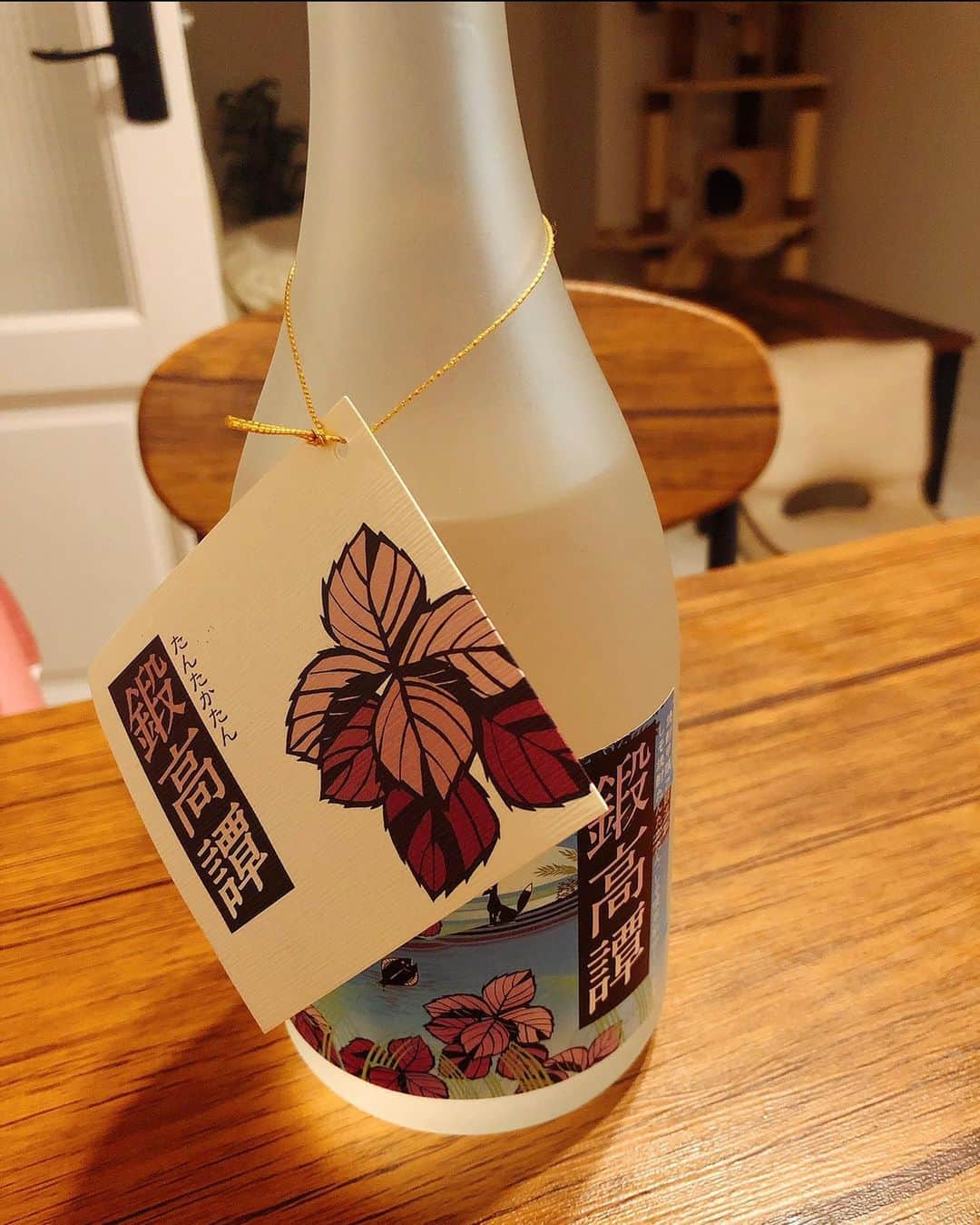のインスタグラム：「#家飲み #鍛高譚 #泥亀 #いいちこ #焼酎は麦が好き  梅干し入れて呑むのじゃ。うめめ。」