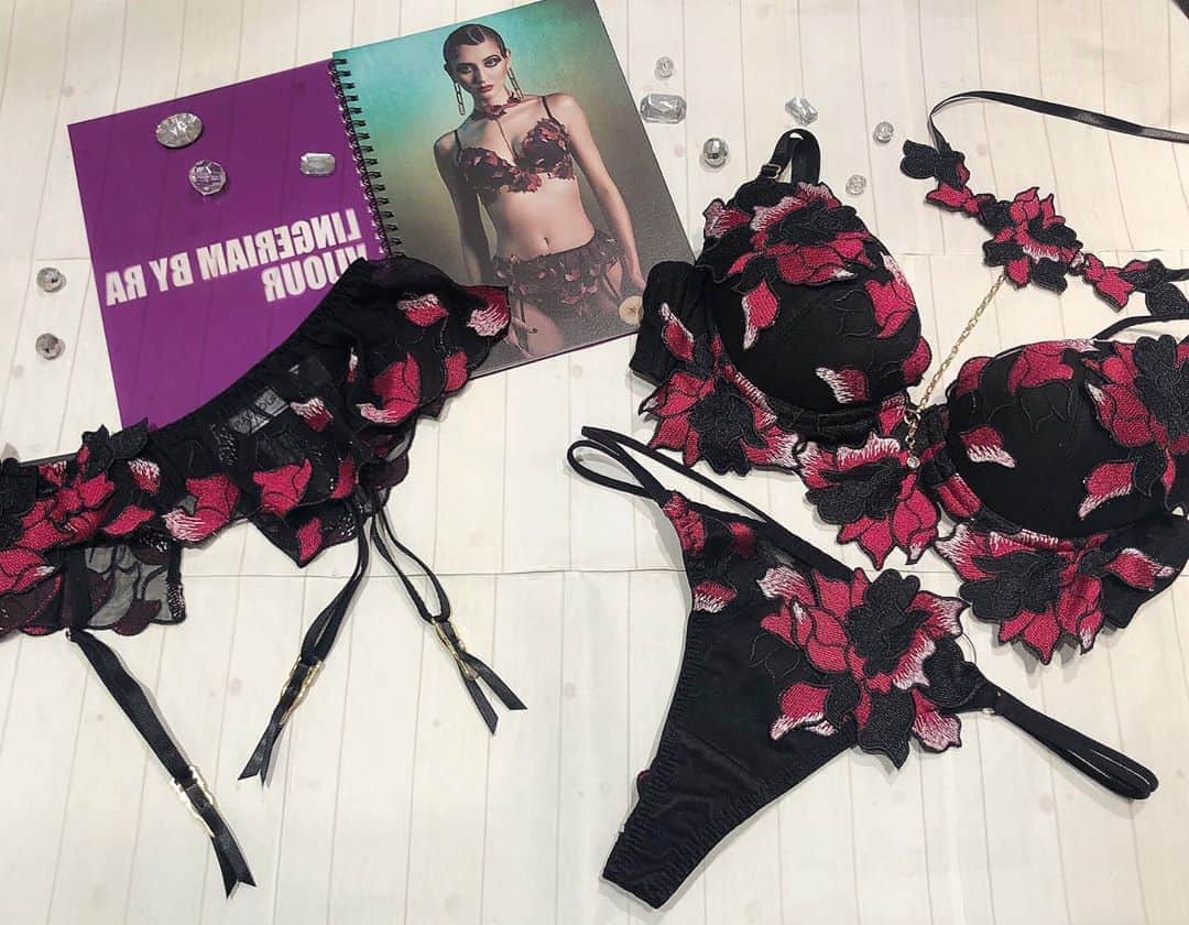 Ravijour札幌4丁目プラザ店のインスタグラム：「[LINGERIEAM] 札幌店人気No,1✨  #ボールドローズ グラマーアップ ブラセット ¥19,500 + tax  TOPのURLから詳細チェックしてください🥀❤️  #onsale #新作商品 #ランジェリー #ラヴィジュール #ravijour #ravijourstaff  #ravijoursapporo  #ravijour_official  #LINGERLEAM」
