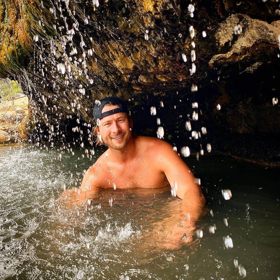 グレン・パウエルのインスタグラム：「God Makes Hot Tubs」