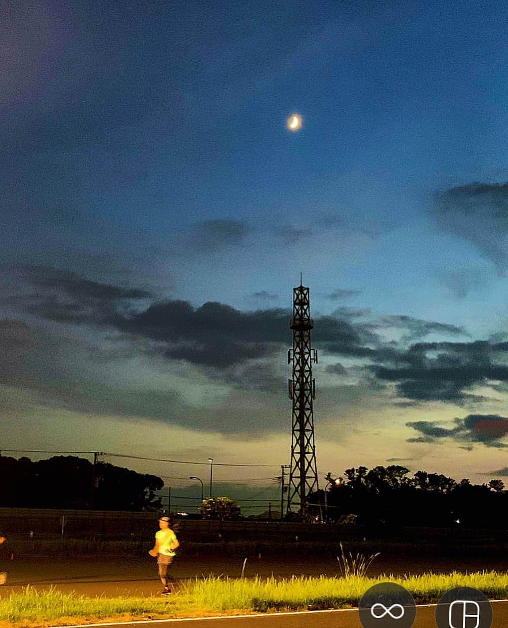 土屋炎伽さんのインスタグラム写真 - (土屋炎伽Instagram)「✴︎ 夏も終わりに差しかかるこの時期に 毎年観ている#24時間テレビ 📺💫 勇気や希望を感じてきた番組に 今年は妹のサポートスタッフとして 参加させていただきました。 . 今回がはじめの一歩となる#募金ラン 。 いろいろな想いが詰まった挑戦を近くで拝見し、 たくさんの感情が湧いてきて まとまっていないのですが… ... 今この瞬間を、一歩一歩あゆむ姿の美しさ。 覚悟を決めた人の強さ、気迫。 挑戦することの尊さ。 挑戦できる環境があるありがたさ。 生きていることが どれだけ幸せで素晴らしいことか。 ... 感じた全てが明日の一歩につながるような ものすごく貴重な時間でした。 挑戦するランナーの姿に涙がとまらず、 素晴らしい時間に立ち会うことができて 感謝の気持ちでいっぱいです。 . 今年のテーマ「動く」の通り、 ここからまた動き始めたいと思える きっかけを感じることが出来ました。 この気持ちを大切にしたいと思います🍀」8月24日 23時49分 - honoka.t8