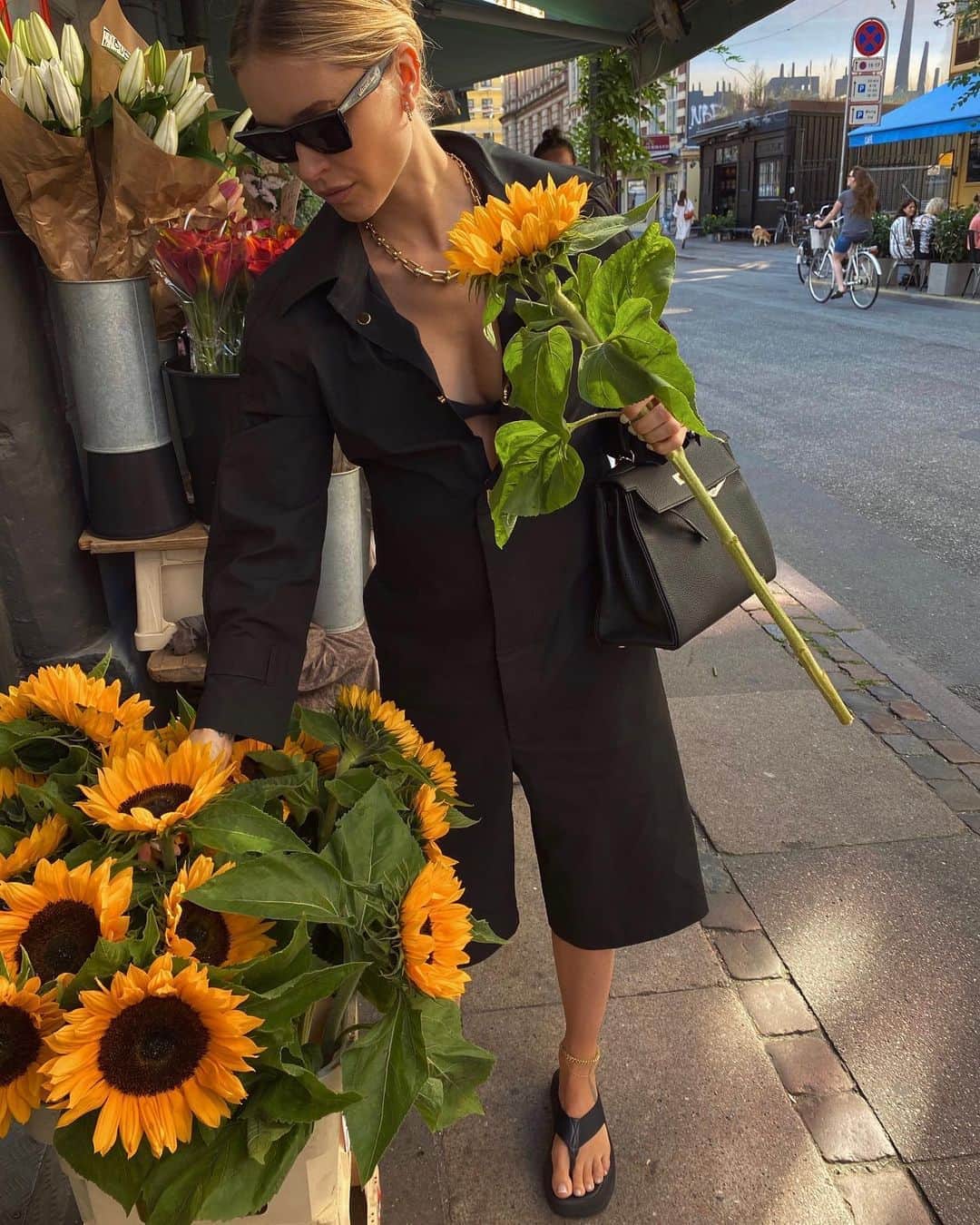 ペニーレ・タイスベックのインスタグラム：「Yesterday’s 🌻 errands」