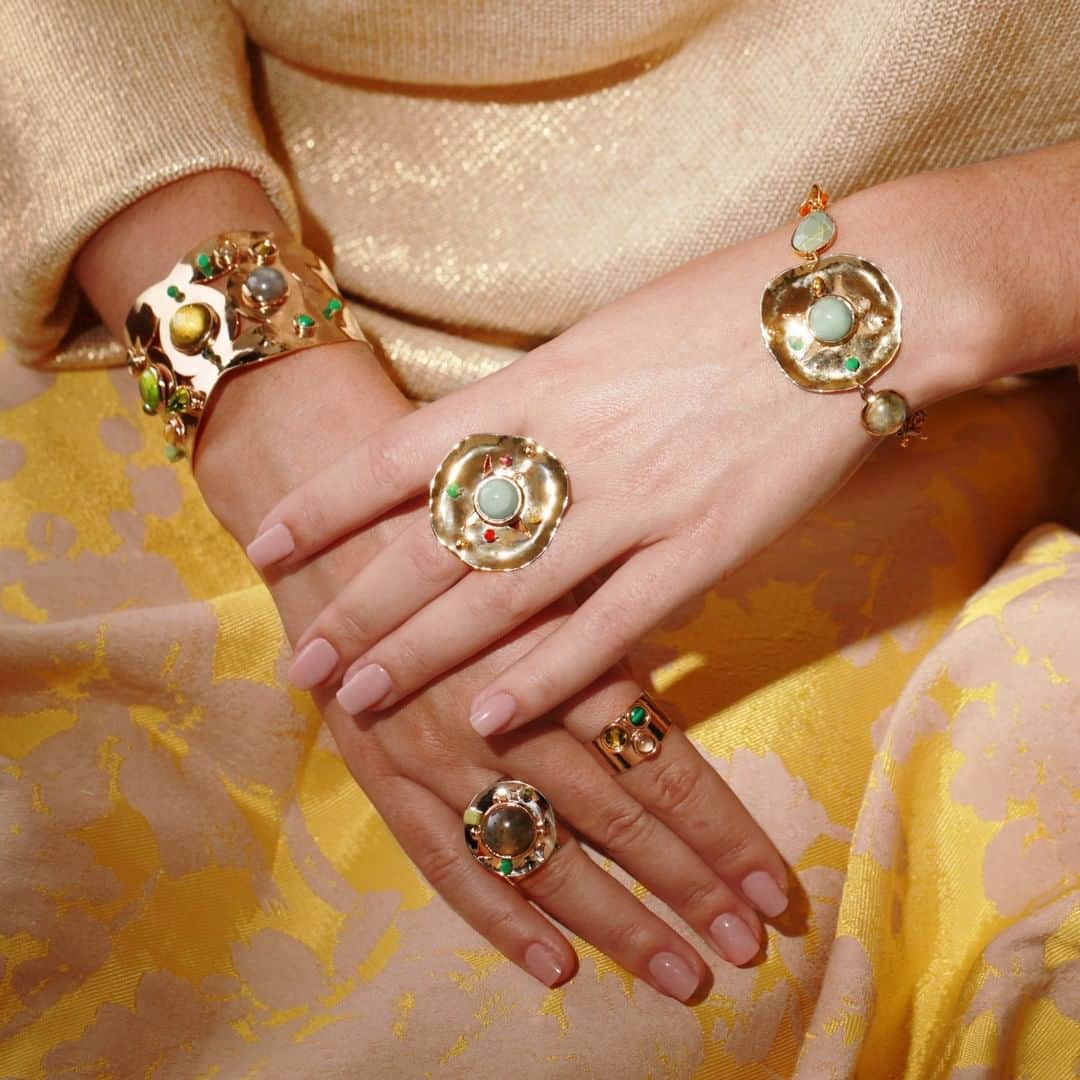 のインスタグラム：「Douce opulence… BIENVENUE AILLEURS  La collection VERONE est fastueuse, somptueuse. Les bracelets manchettes et bagues en métal doré martelé à la  main et cabochons de pierres dures se feront remarquer.  Découvrez toute la collection dans nos boutiques Satellite ou sur notre site internet (lien en bio)  #BienvenueAilleurs #Newworld #Verone #nouvellecollection #creation #necklace #colliers #earrings #colors #golden #Paris #Bijoux #BijouxEthniques #SatelliteParis」