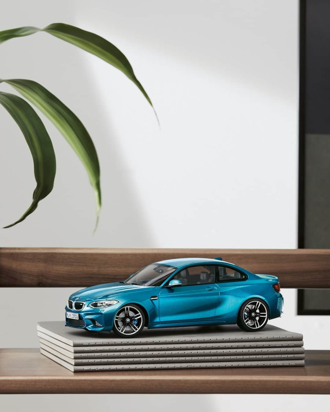 BMWのインスタグラム：「High-Performance Racing Thrills at 1:18. The BMW M2 Miniature. #TheM2 #BMW #M2 @BMWM」