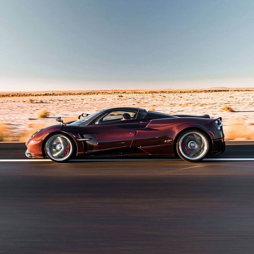 パガーニ・アウトモビリのインスタグラム：「What about that Rosso Vignola exposed carbon in the sunset light? ⠀⠀ With @1slocrx and @paganiofbeverlyhills ⠀⠀ Pic by @pagani_ty ⠀⠀ #pagani #huayra #huayraroadster #roadsterroadtrip2019」