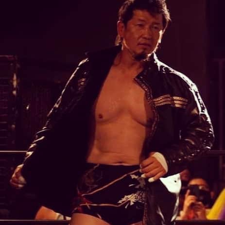 金本浩二のインスタグラム：「職業　プロレス　30年　ようやるわ～😅　 過去にやってきた色々なことは否定出来ません❕ やりたかったかどうかではなく、実際にやってしまったんやから❗ 中学時代、翌日の学校では話が持ちきりやったし😆💦」