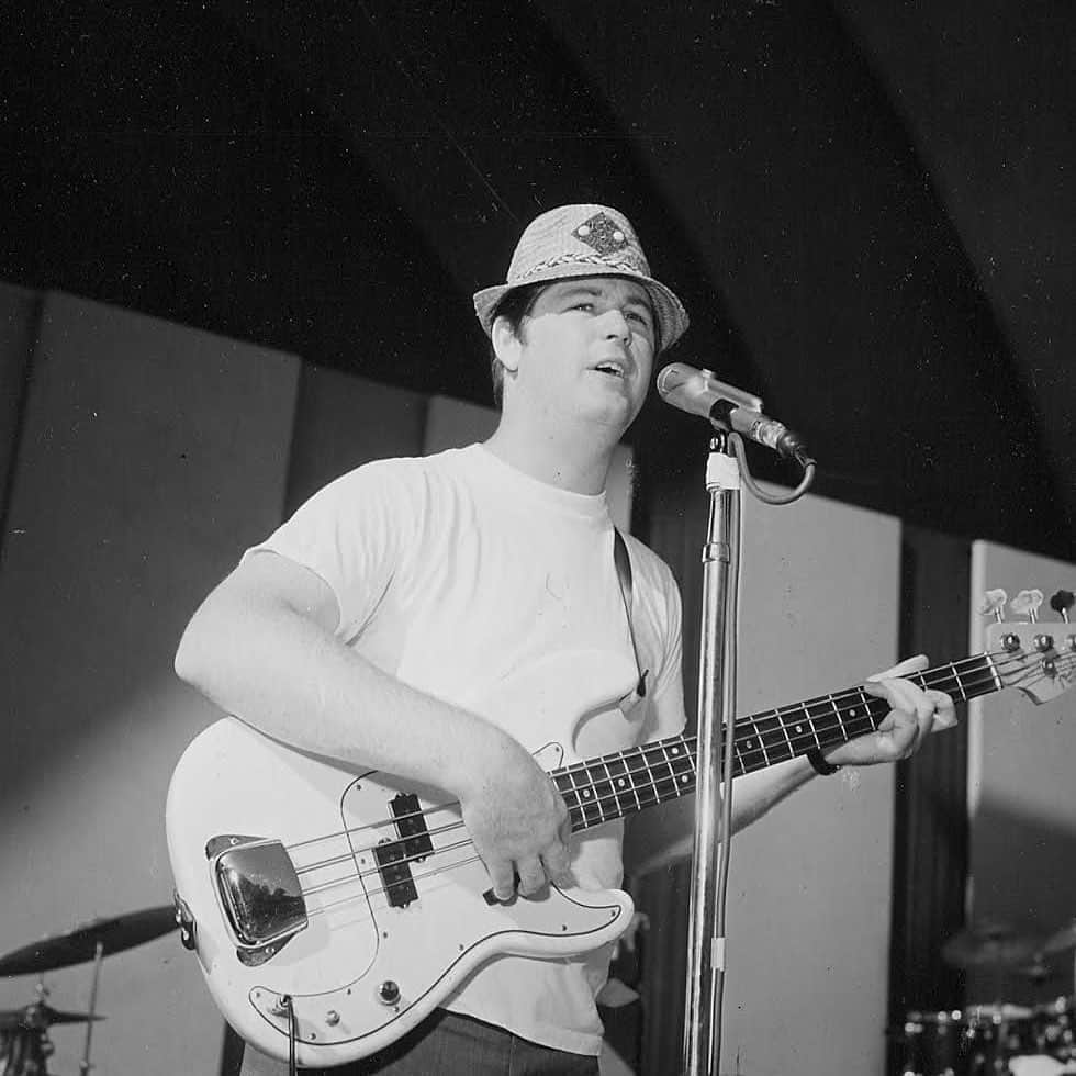 ブライアン・ウィルソンさんのインスタグラム写真 - (ブライアン・ウィルソンInstagram)「1965: Brian rehearsing before The Beach Boys Hollywood Bowl show.  #1965 #thebeachboys #losangeles #california」8月25日 0時08分 - brianwilsonlive