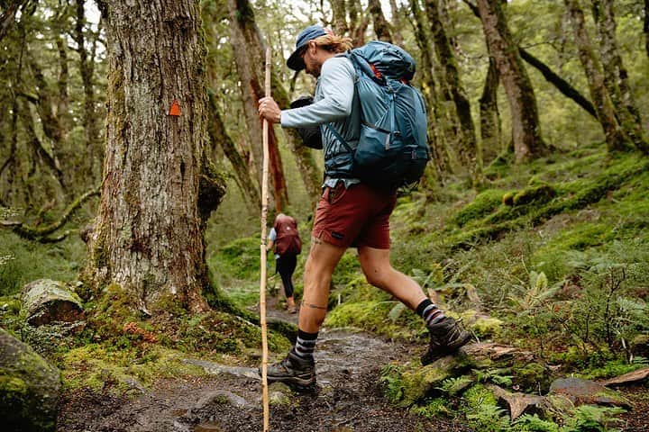 キーンさんのインスタグラム写真 - (キーンInstagram)「With dry feet and great traction, you can tackle any trail and look good doing it. Funky socks recommended 😉」8月25日 0時18分 - keen