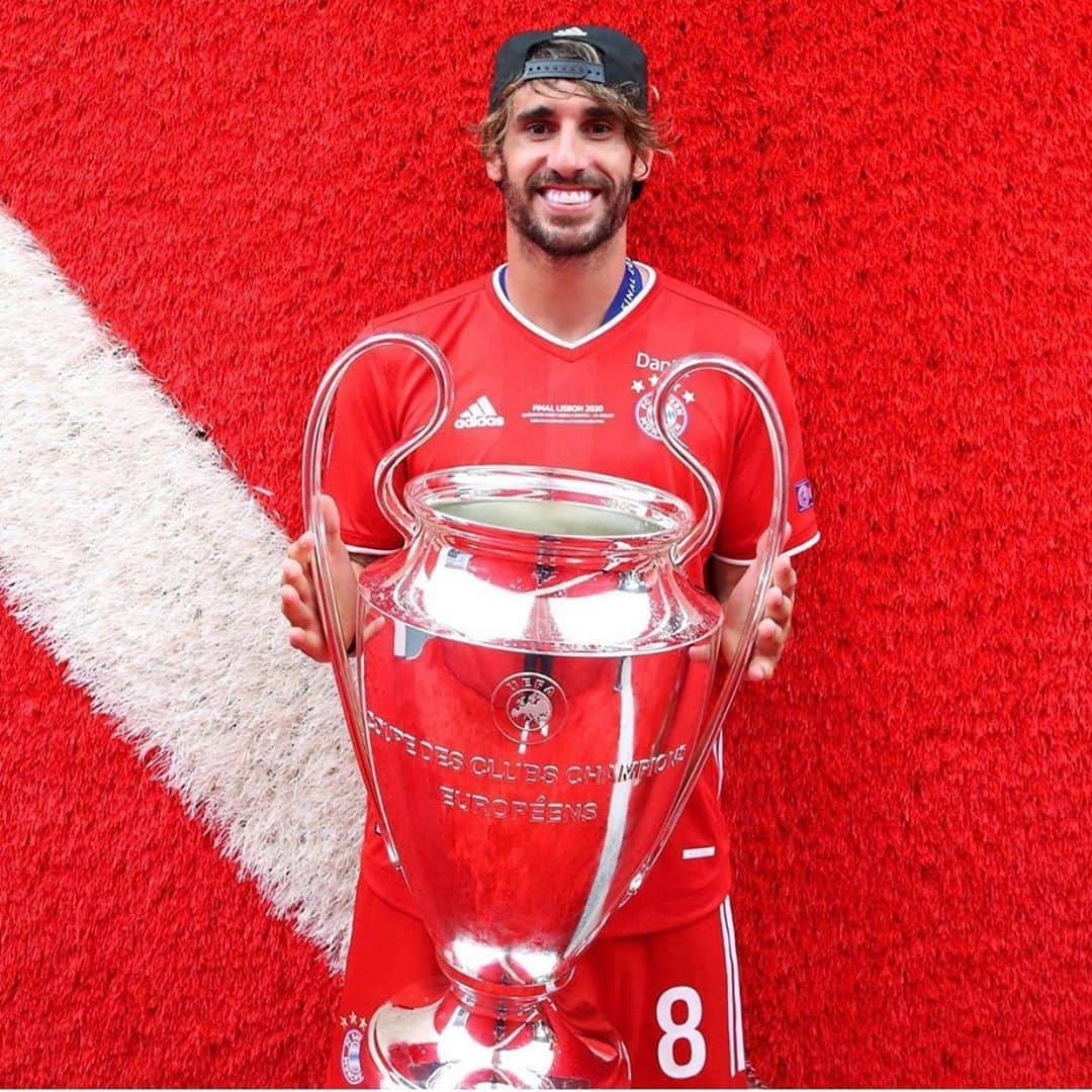 ハビ・マルティネスさんのインスタグラム写真 - (ハビ・マルティネスInstagram)「Europe is red 🔴🏆 #MiaSanChampions #FCBayern #Javi8 #UCLFinal」8月25日 0時21分 - javi8martinez