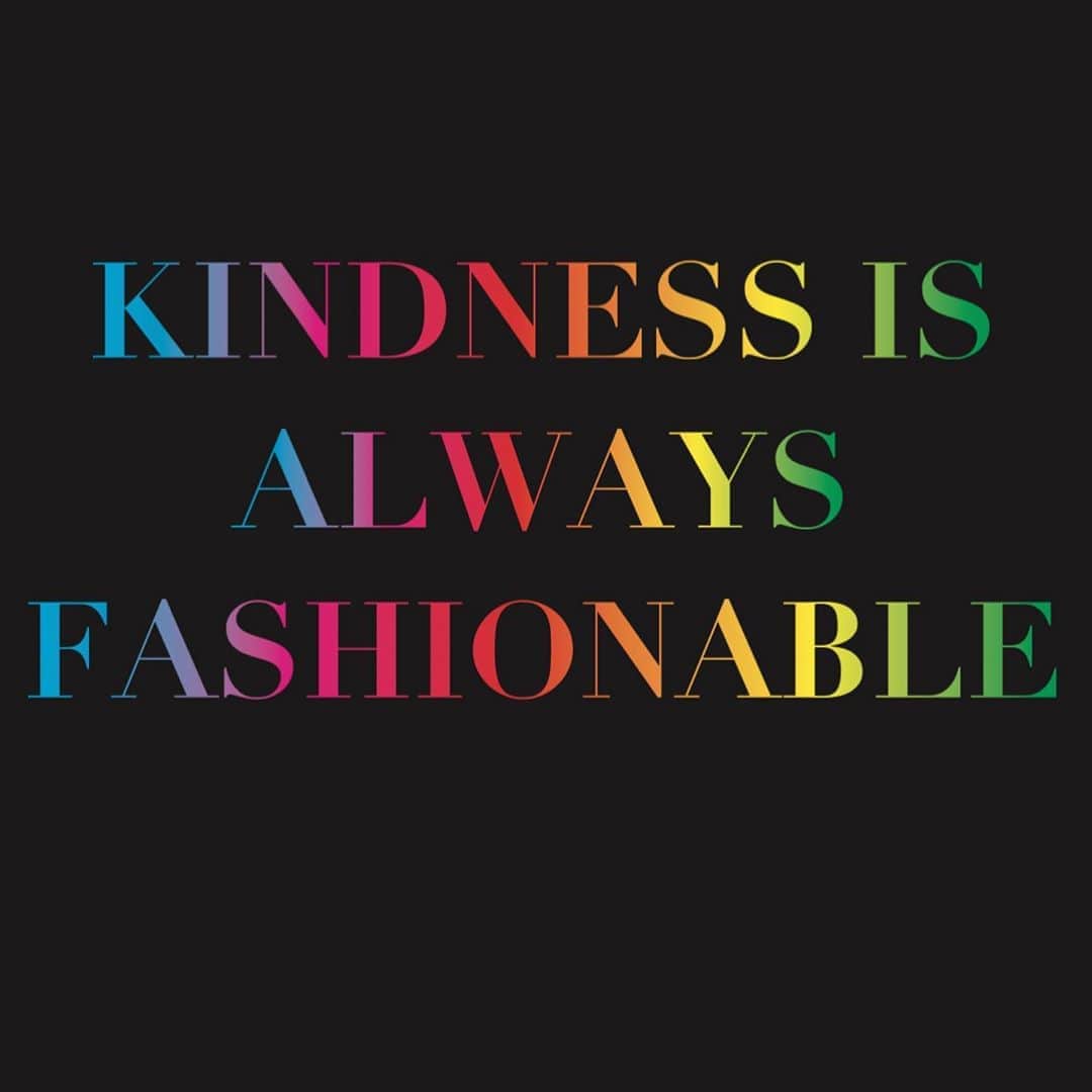 のインスタグラム：「Kindness Is Always Fashionable ❤️🧡💛💚💙💜🖤🤍 join me at noon pst 3pm est today to discuss my design process as I am interviewed by the company that makes my glasses & opticals /Sarah from @aaopticalco & ask any design related questions you have! 🤓 I will be releasing my favorite new style for the season I hope you love it! 🎉🎈 HINT: 🌈 Love is Love  See you soon! xxRR   #rachelroy #kindnessisalwaysfashionable  #rachelrachelroyeyewear  #rachelrachelroyglasses #loveislove🌈」
