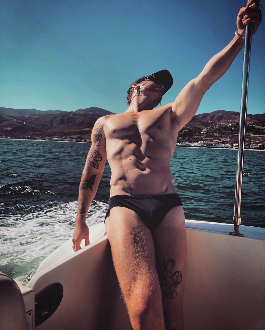 レオン・エルスのインスタグラム：「🙃」