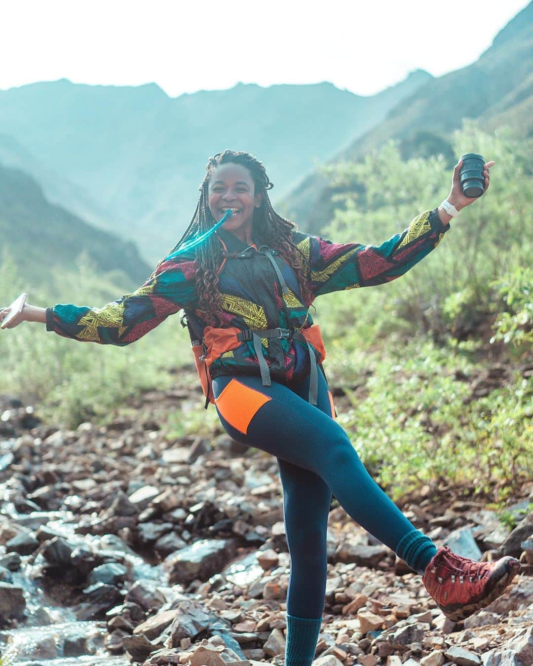 のインスタグラム：「Hike. Sip. Laugh. Repeat!  Pc: @oli_tati  Pack: Juno H2O #drinkintheview #maketimetohydrate」