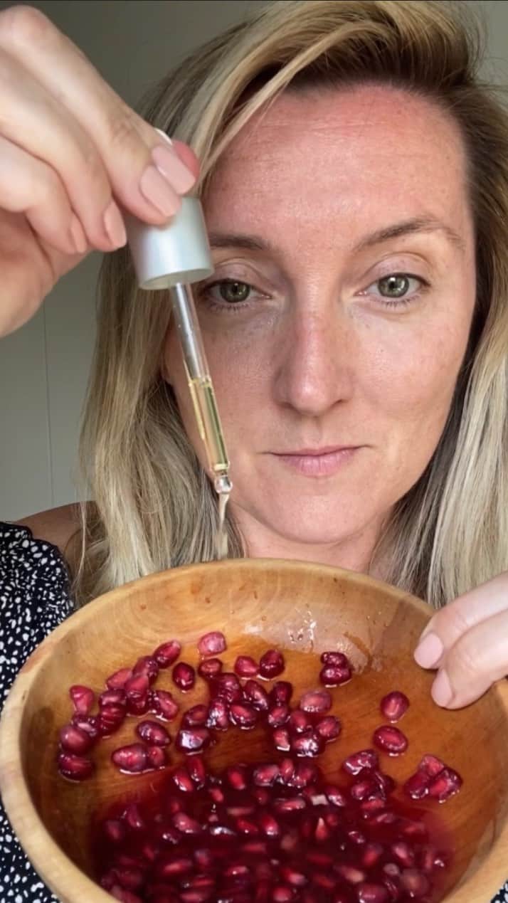 JO BAKERのインスタグラム：「💦 Skin a little lackluster / dull?  Try this easy 3 step homemade face treatment!  1- Handful of fresh pomegranate seeds  2-Large dollop of honey  3-Generous squeeze of #weledaskin #AwakeningOil   Pummel , blend  and stir... leave for 20mins and see how powerhouse pomegranate brightens , honey heals and @weleda_usa ‘Awakening Oil’ which loaded with pomegranate seed oil revives to reveal a more youthful and bouncy complexion!! See stories for a before and after and see how great ingredients can deliver results fast!! #jobakermakeupartist #skinfood #foodforskin #homemademask #weledapartner #biodynamicfarming #pomegranateseedoil #skinglow #pomegranatehealthbenefits #facemask」
