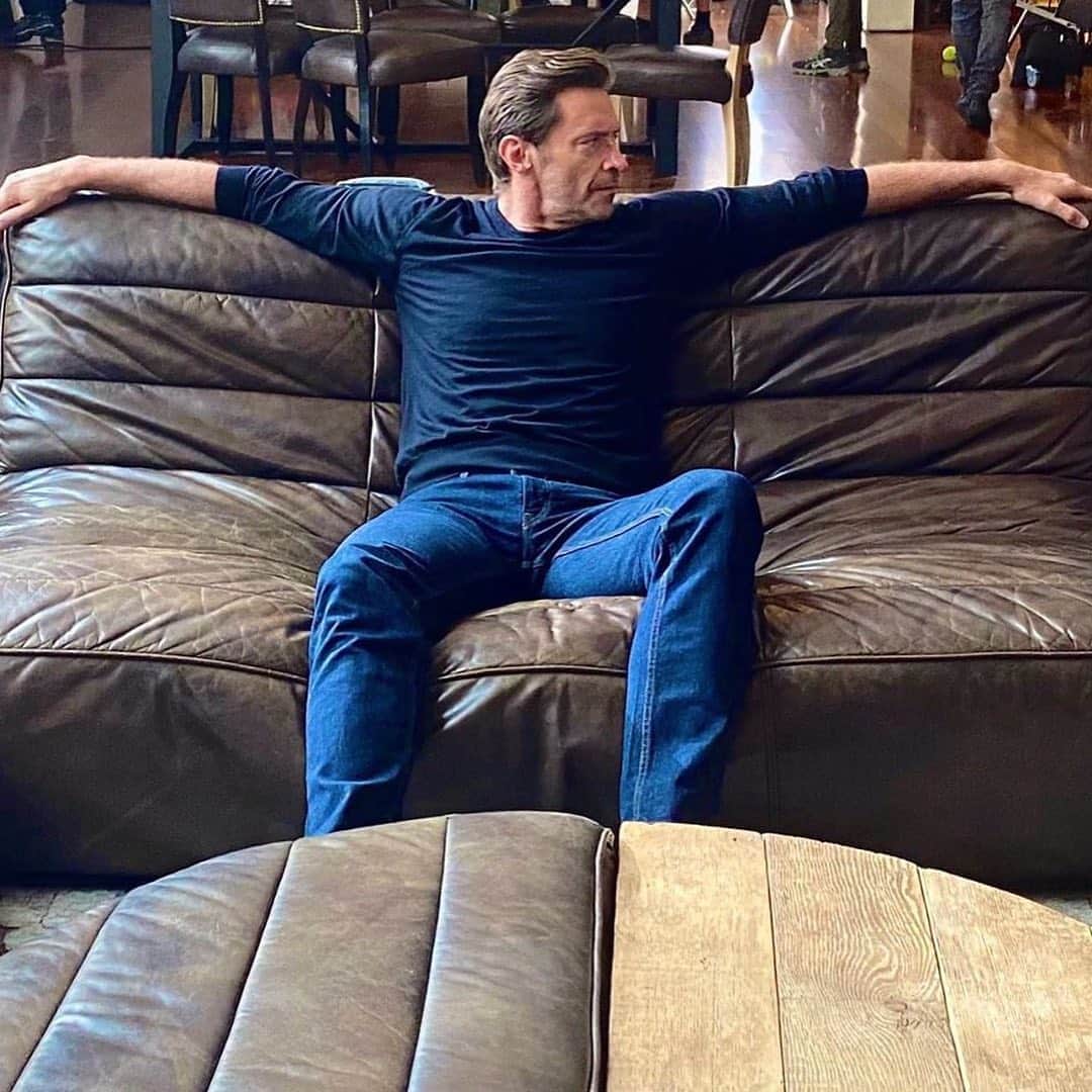 E! Onlineさんのインスタグラム写真 - (E! OnlineInstagram)「This just might be the Hugh-est couch on earth. (📷: Instagram)」8月25日 0時46分 - enews