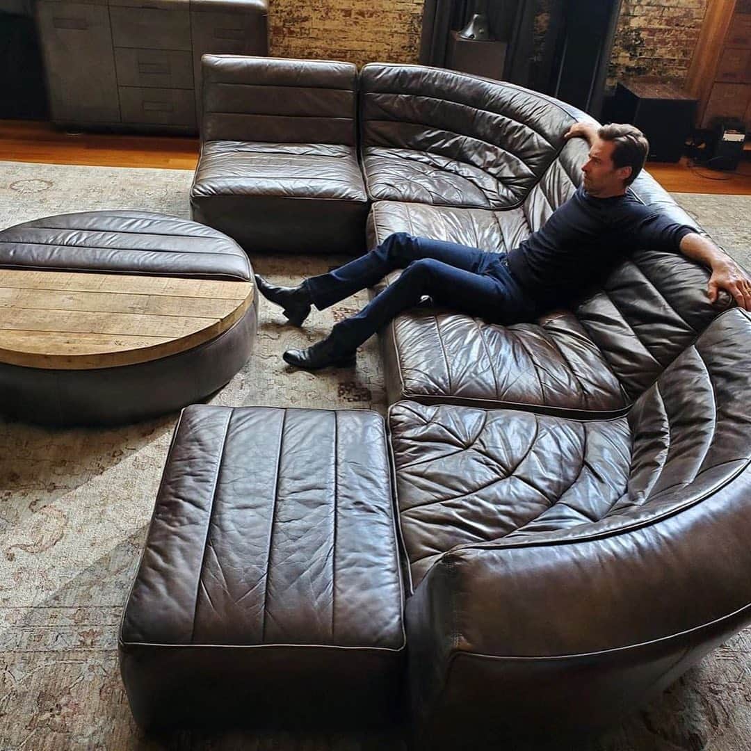 E! Onlineさんのインスタグラム写真 - (E! OnlineInstagram)「This just might be the Hugh-est couch on earth. (📷: Instagram)」8月25日 0時46分 - enews