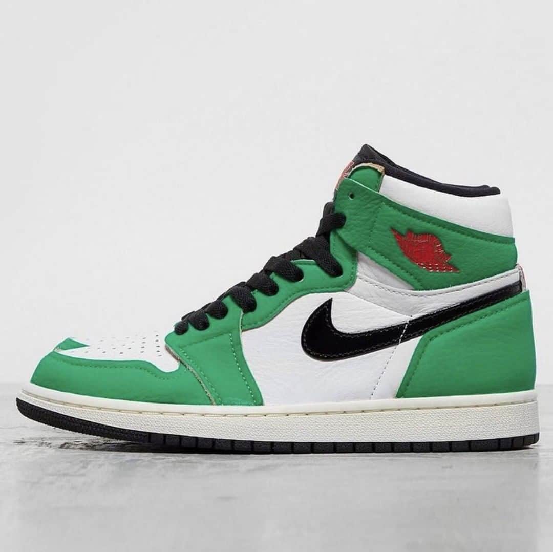 Sneaker Newsさんのインスタグラム写真 - (Sneaker NewsInstagram)「Air Jordan 1 Retro High OG "Lucky Green" for women is dropping this October! Are you feeling this colorway? Brace yourself for all the "Heineken" customs that will be appear...🍻⁠ Hit the link in our bio for a closer look.⁠ H/T childishpepe45」8月25日 0時47分 - sneakernews