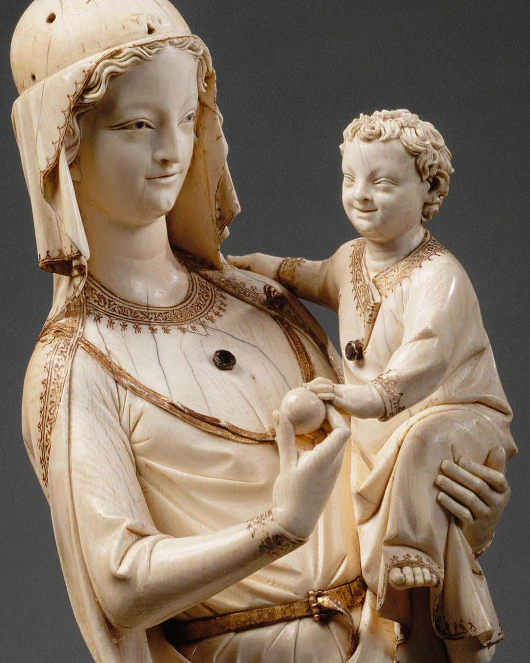 のインスタグラム：「. 🇫🇷 Nous vous souhaitons une #BonneSemaine avec cette Vierge à l'Enfant ! ☺️ - 👑 Le développement du culte marial a entraîné, aux XIIIe et XIVe siècles, la création de nombreuses figures de Vierge à l'Enfant. Provenant du trésor de la Sainte-Chapelle de Paris, cette statuette fut vraisemblablement offerte par saint Louis. - 👀 Cette statuette exprime les canons alors en vigueur : un léger hanchement, un corps souple et élancé, un fin visage triangulaire entouré de cheveux ondulés, des yeux étirés vers les tempes, une bouche petite à l'expression rieuse complètent le tableau d'une beauté idéale de la période gothique. - 😍 L'exquis raffinement et l'harmonieuse proportion de cette statuette expliquent pourquoi elle fut admirée et imitée dès sa création. Glissez vers la gauche pour en découvrir tous les détails ! ⬅️ - - - - 🌎 We wish you a #GoodWeek with this Virgin and Child! 😊 - 👑 The growth of the Marial cult in the 13th and 14th centuries led to the creation of many Virgin and Child figures. This one comes from the treasury of the Sainte-Chapelle in Paris, to which it was probably given by St. Louis. - 👀 This statuette features all the canons of that art form then in force. Slightly slouching hips, a lissom, slender body, a fine, triangular face surrounded by wavy hair, eyes drawn out toward the temples, and a small, smiling mouth form a complete portrait of the Gothic period's ideal of beauty. -  😍 The exquisite elegance and harmonious proportions of this statuette explain why it was so admired and imitated from the time of its creation. Swipe left to see all the details! ⬅️ - 📷 © RMN - Grand Palais (Musée du Louvre) / Jean-Gilles Berizzi . . . #Louvre #MuséeDuLouvre」
