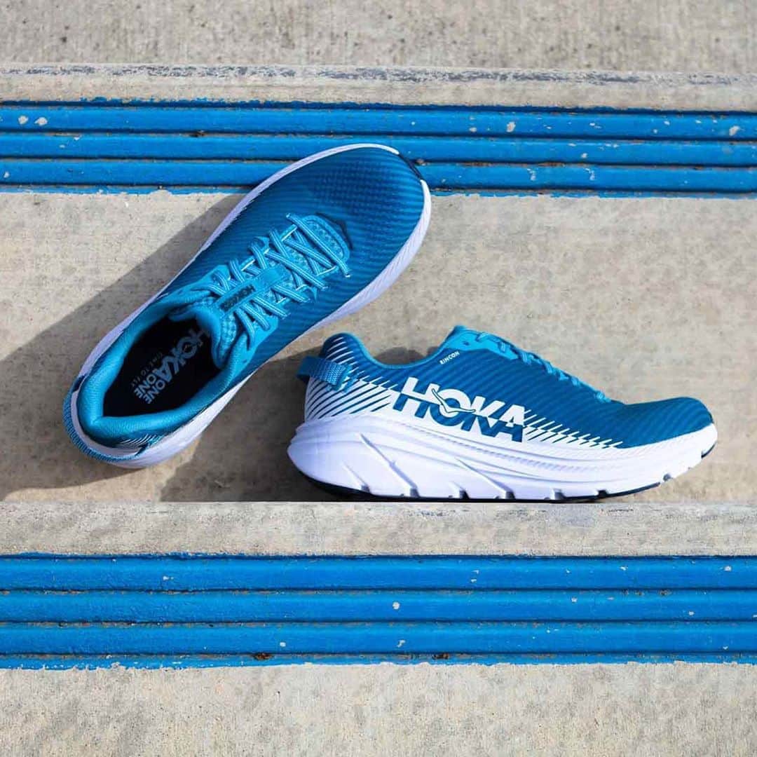 ホカオネオネのインスタグラム：「Inspired by the smooth waves of the world-famous Rincon surf spot, the Rincon 2 packs amazing cushioning into an extremely lightweight shoe for an ultra-soft, effortlessly weightless feel.   This updated Rincon utilizes a revamped upper, moving from single-layer mesh to refined, engineered mesh that's more breathable across the forefoot and more secure along the midfoot.  Simply put, it's fast, and available today. #TimeToFly」