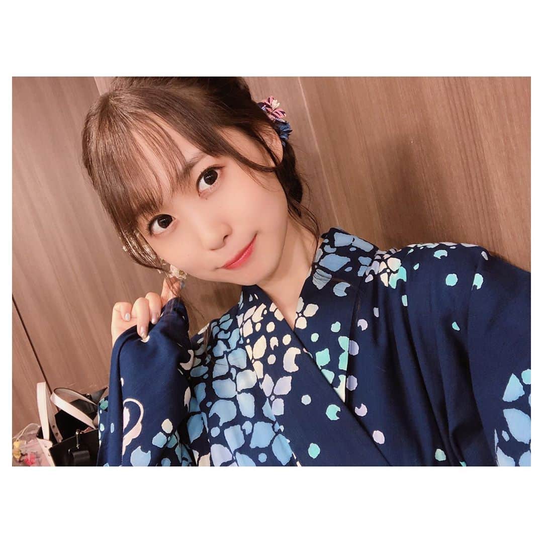のインスタグラム：「・ ・ 今日から夏休みが終わって2学期の人たちがいるらしいですね💠 ・ 普通に日々お仕事のみなさんもお疲れ様です。 ・ ・ がんばるみんなに夏らしい私置いておきまする〜 ・ 遥か昔に買ったツモリチサトの浴衣。帯もぞうりもぜーんぶチサト。猫さんがあちこちに隠れてて。 ・ きゅん ・ いまだにプライベートで着てないから、来年はきれるかな？♡ ・ ・ #tsumorichisato #yukata #ばえばえの浴衣　#日本の美　#実はあんまり　#自分では浴衣　#似合わないなぁ〜と思うけど　#着るたびみんなが　#可愛いって言ってくれるから　#懲りずに着ます　#なんはり」