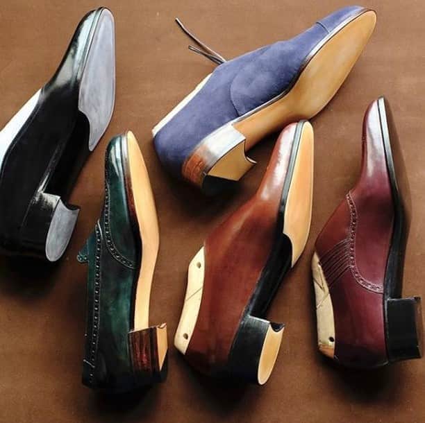 Saphirさんのインスタグラム写真 - (SaphirInstagram)「A pair for each day of the week! 😉 Which one would you choose? . Une paire pour chaque jour de la semaine ! 😉 Laquelle choisiriez-vous parmi ces jolis coloris ? . Photo : @siroenoyosui . .  #SaphirOfficial #Saphir #ShoeShine #ShoeShining #ShoeLovers #mensshoes #classicshoes #menswear #shoecare #shoelover #shoepolish #womensshoes #shoesaddict #mensfashion」8月25日 1時02分 - saphir_official