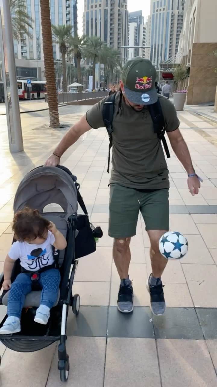 ショーン・ガルニエのインスタグラム：「Always with the ball ⚽️」