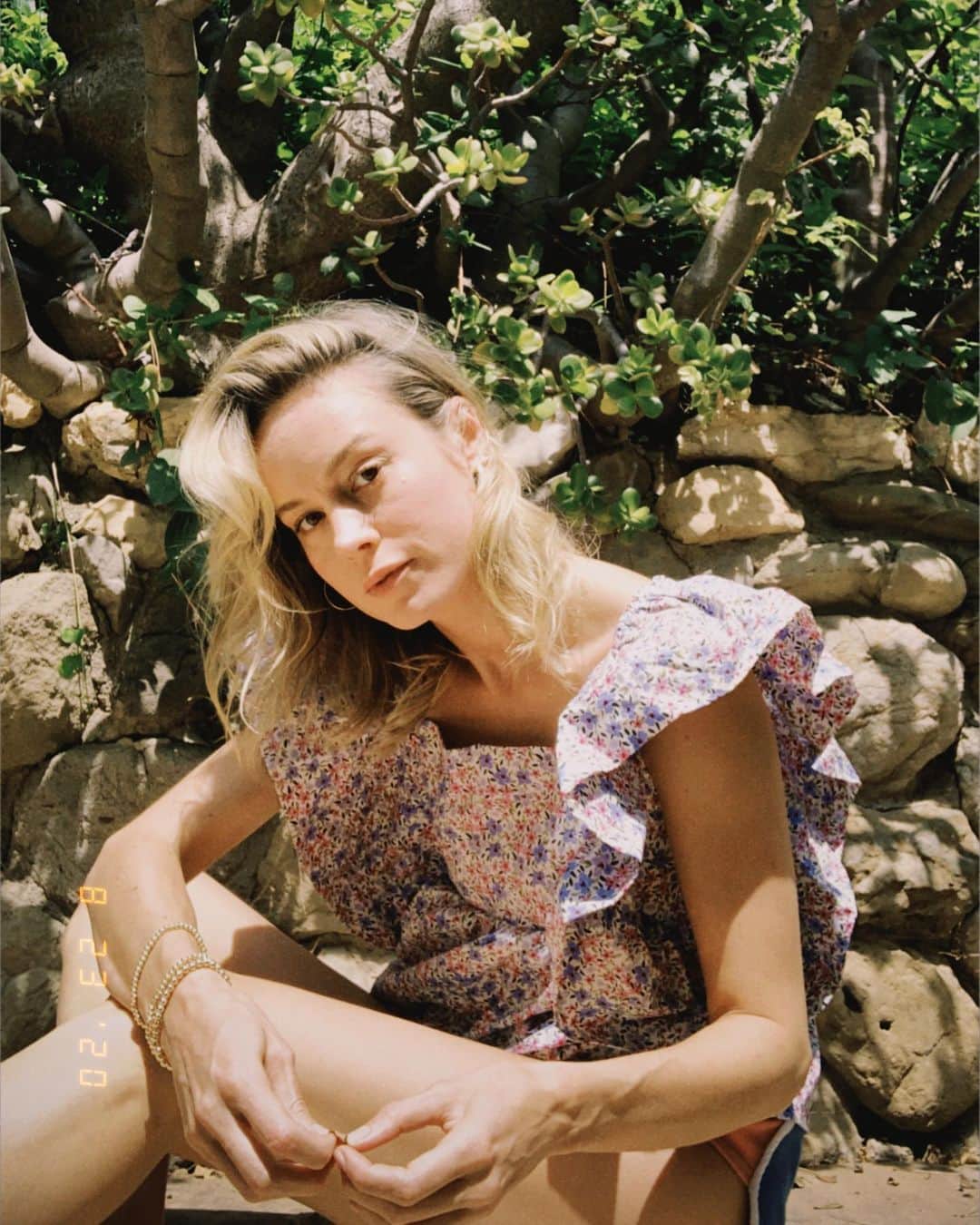 ブリー・ラーソンのインスタグラム：「Sunday’s, sunshine, squiggles 🎨 what did you get up to yesterday? 🥰」