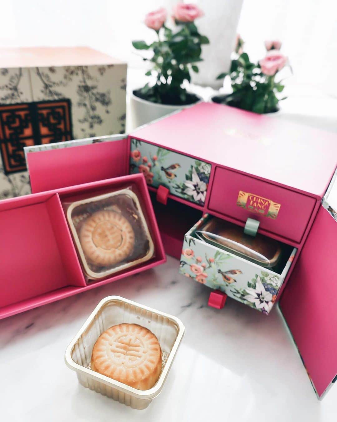 Ruby Kwanのインスタグラム：「A little pink box. 💕 So cute and beautiful this @ChinaTangHK mini #eggcustard #mooncake. 😋 An #earlybird offer for order before Aug 31 too.  #唐人館 #月餅 #中秋節 #迷你匠心奶黃月餅 #迷你匠心奶黃 #midautumnfestival #rougeclosetlifestyle」
