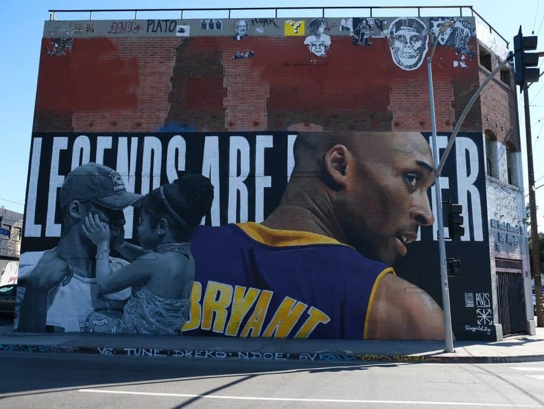 BoxedWaterさんのインスタグラム写真 - (BoxedWaterInstagram)「Kobe wasn’t just a basketball player. He was an icon, a philanthropist and an inspiration to us all. 💜⛹🏾‍♂️💛 #KobeBryantRememberanceDay 📷: @thevoncomplex via @unsplash 🎨: @royyaldog」8月25日 1時00分 - boxedwater