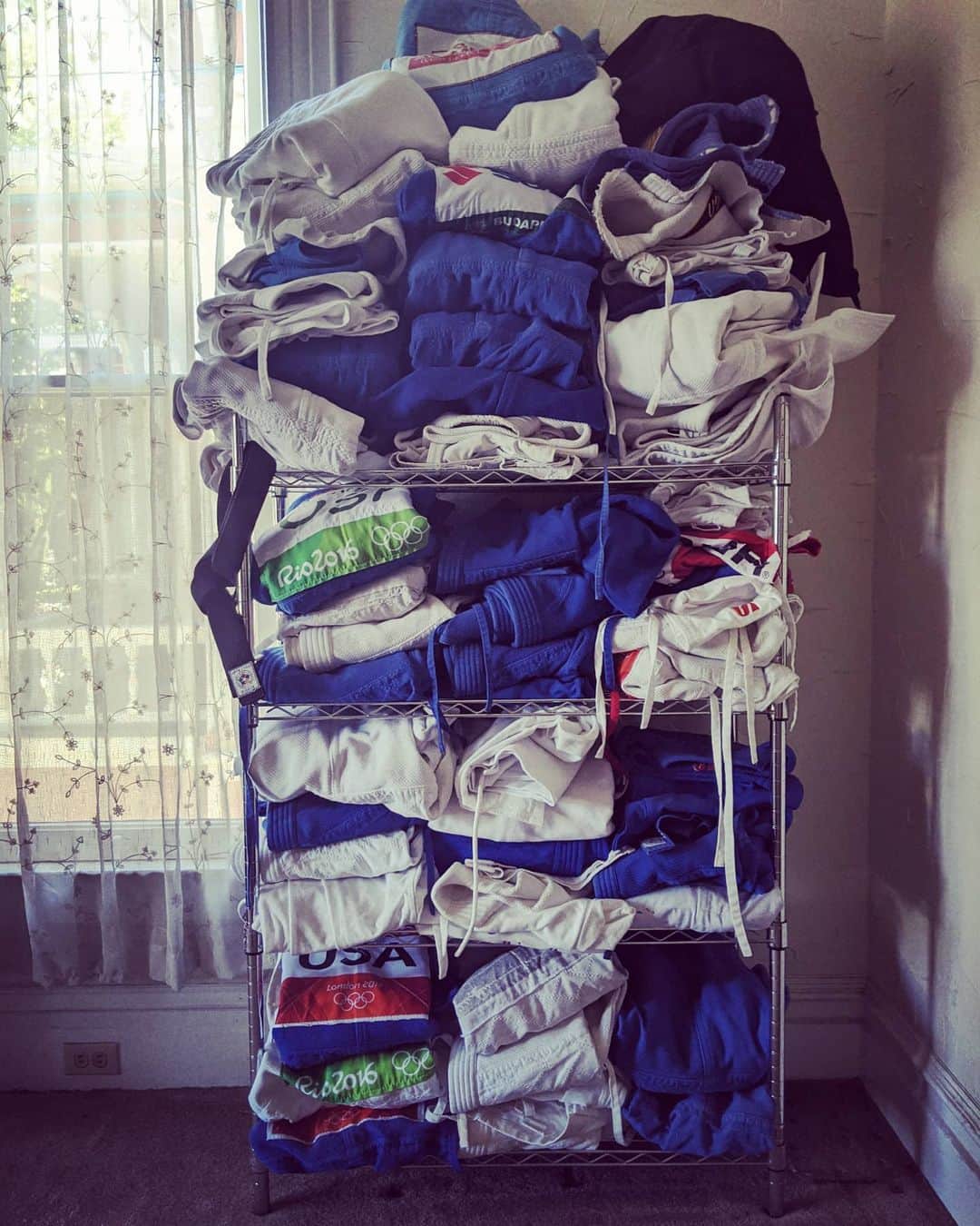 マルティ・マロイのインスタグラム：「🥋 Before ➡️ After 🥋 This is the longest stretch of time that all my #judo gis are clean 😭 . Can you have TOO many? How many do you have? Thoughts on my #obi nook? . *Full transparency, a shelf or so belong to mi esposo.😘」