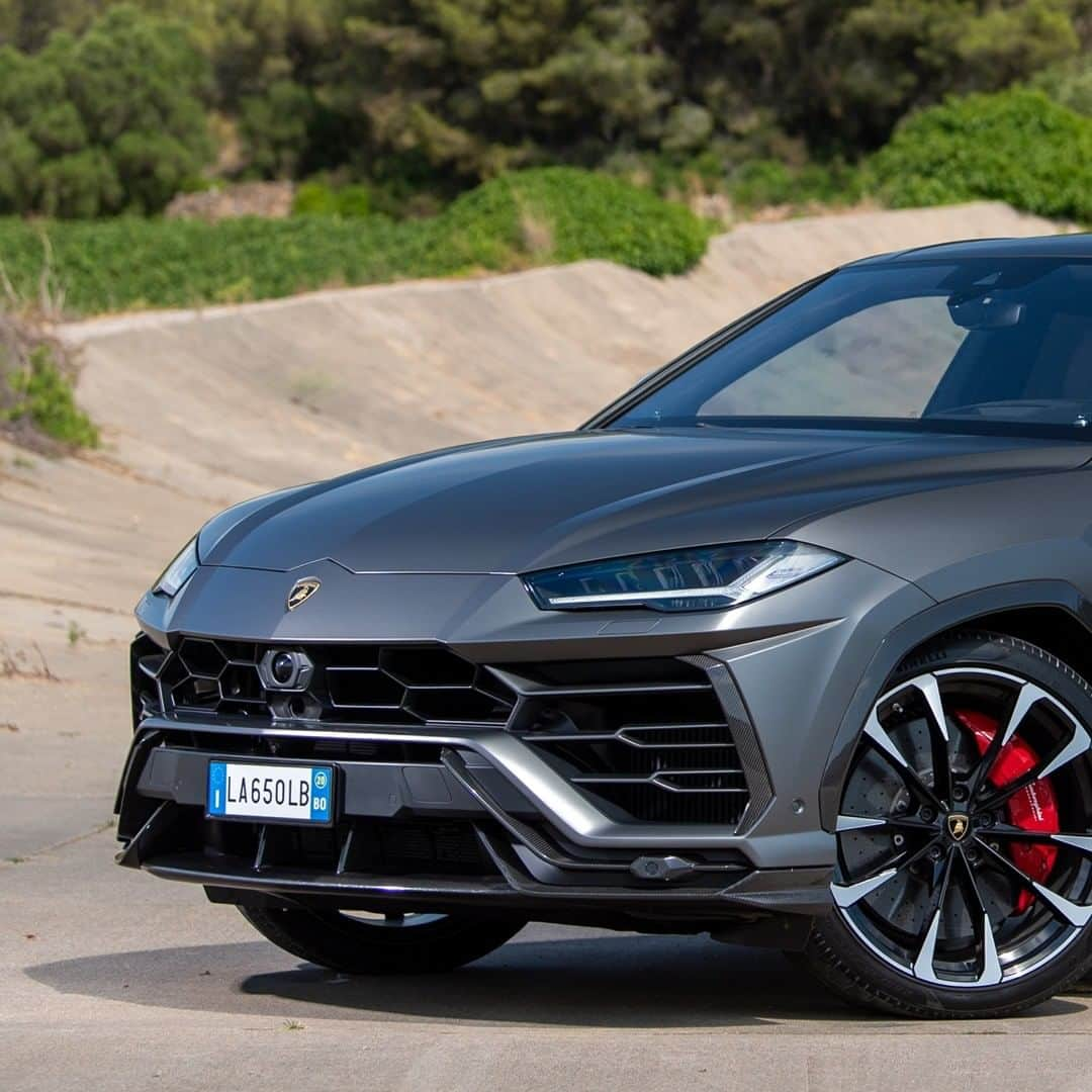 ランボルギーニさんのインスタグラム写真 - (ランボルギーニInstagram)「Spectacular things leave beautiful trails. Which word would you use to describe this Grigio Keres Matt Urus?  #Lamborghini #Urus #UnlockAnyRoad」8月25日 1時00分 - lamborghini