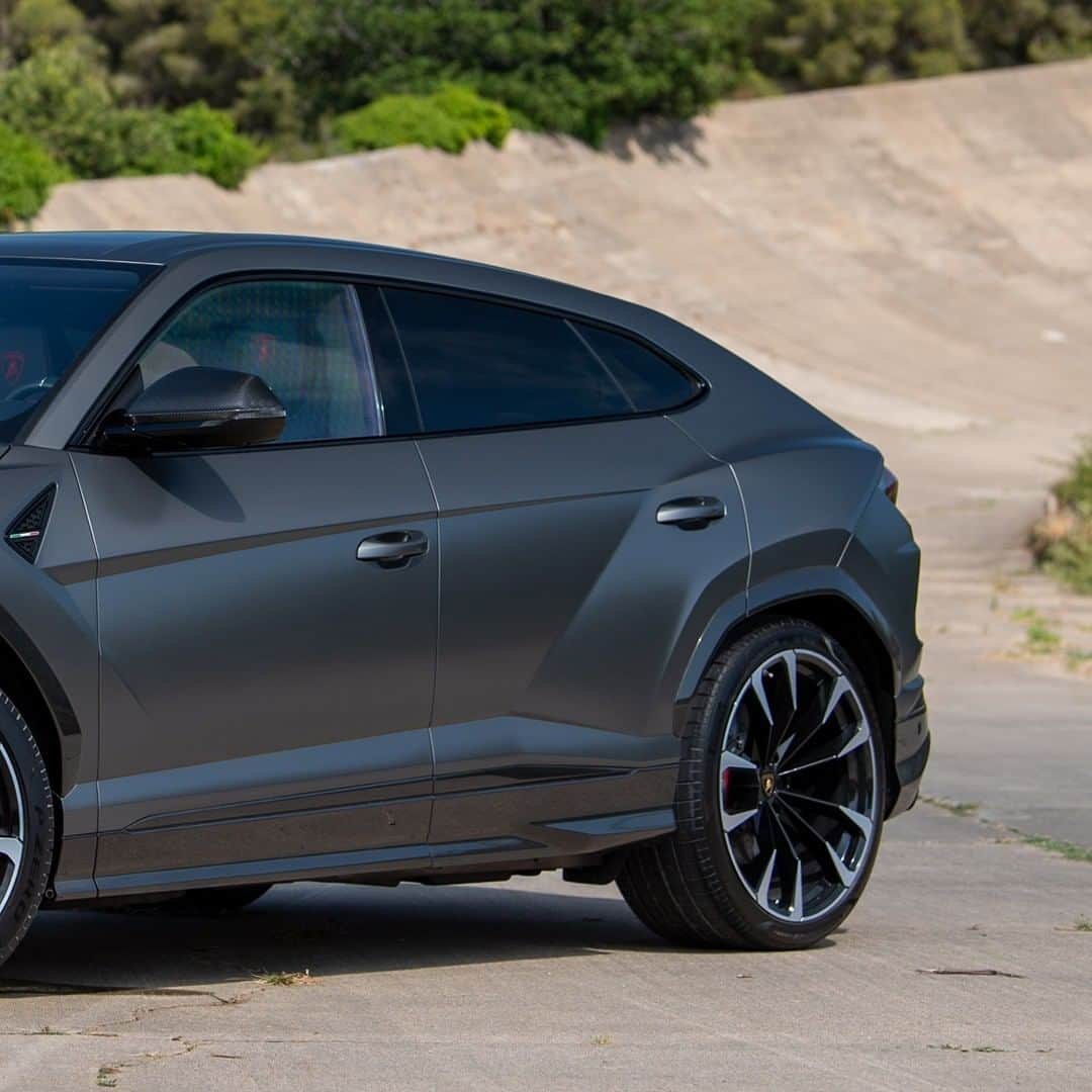 ランボルギーニさんのインスタグラム写真 - (ランボルギーニInstagram)「Spectacular things leave beautiful trails. Which word would you use to describe this Grigio Keres Matt Urus?  #Lamborghini #Urus #UnlockAnyRoad」8月25日 1時00分 - lamborghini