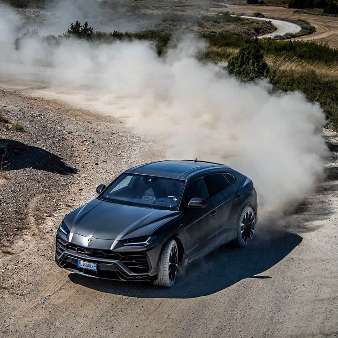 ランボルギーニのインスタグラム：「Spectacular things leave beautiful trails. Which word would you use to describe this Grigio Keres Matt Urus?  #Lamborghini #Urus #UnlockAnyRoad」